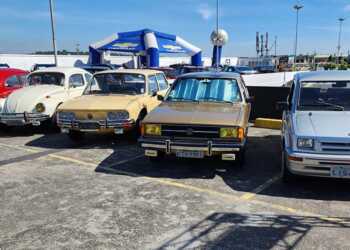 Exposição de Carros Antigos no Ilha Plaza
